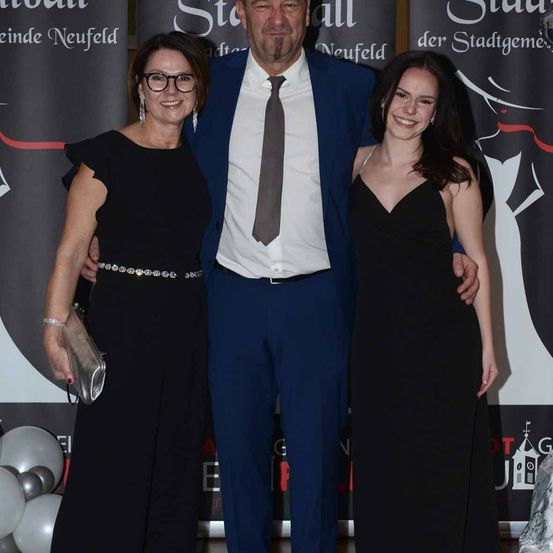 Bild enthält, Fashion, Adult, Female, Person, Woman, Formal Wear, Wallet, Tie, Premiere, Face