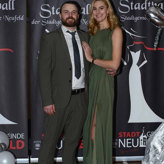 Bild enthält, Fashion, Adult, Female, Person, Woman, Formal Wear, Tie, Suit, Face, Coat