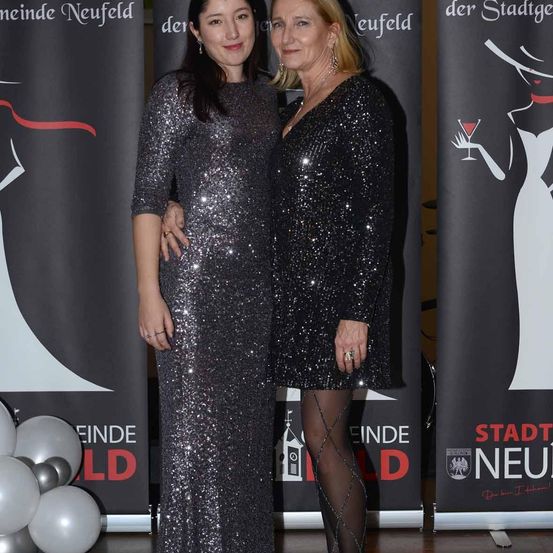 Bild enthält, Adult, Female, Person, Woman, Clothing, Coat, Face, Head, Fashion, Hosiery