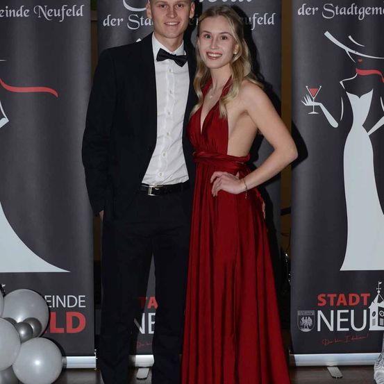 Bild enthält, Fashion, Adult, Female, Person, Woman, Formal Wear, Male, Man, Premiere, Dress