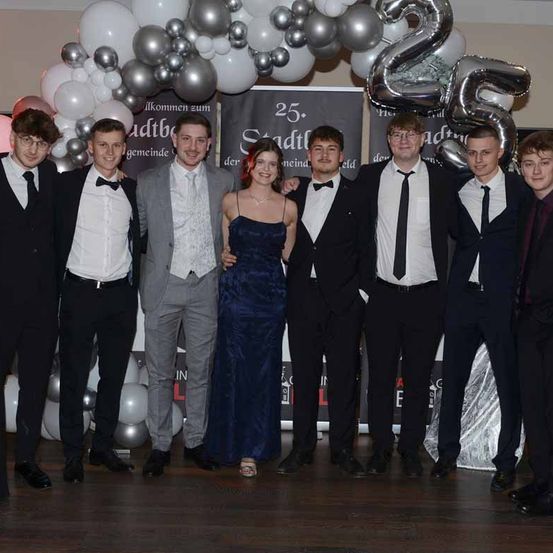 Bild enthält, People, Person, Formal Wear, Suit, Blazer, Coat, Jacket, Adult, Female, Woman