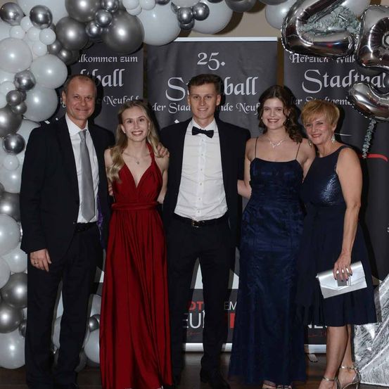 Bild enthält, People, Person, Fashion, Formal Wear, Dress, Suit, Adult, Male, Man, Woman