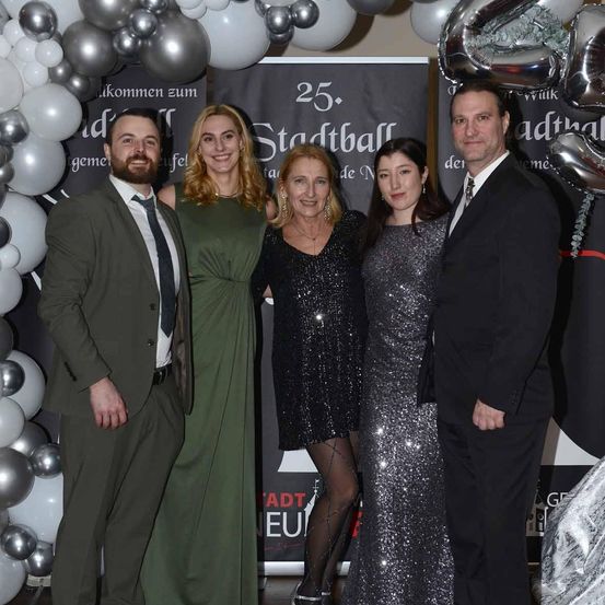 Bild enthält, Fashion, Adult, Female, Person, Woman, People, Male, Man, Bride, Balloon