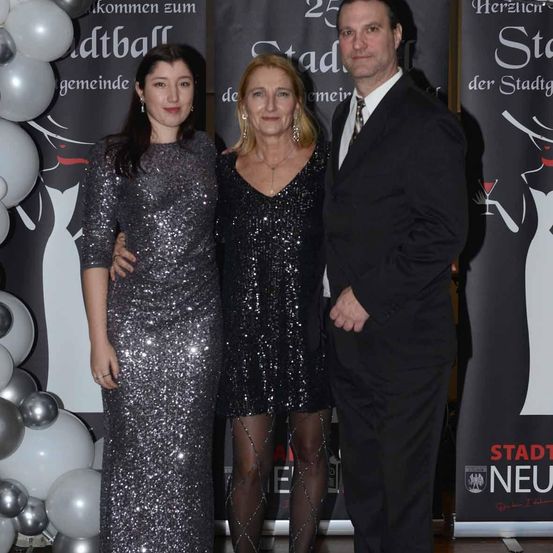 Bild enthält, Fashion, Adult, Female, Person, Woman, Male, Man, Face, Coat, Shoe