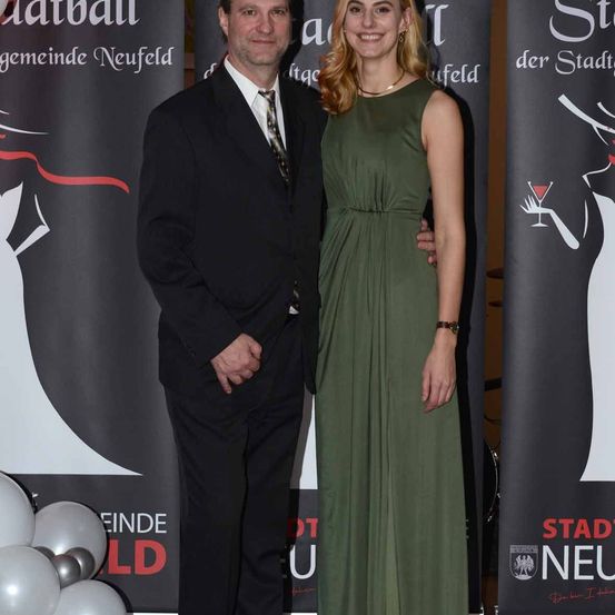 Bild enthält, Fashion, Adult, Female, Person, Woman, Formal Wear, Dress, Face, Premiere, Tie