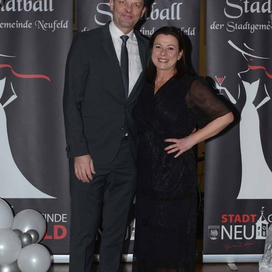 Bild enthält, Fashion, Adult, Female, Person, Woman, Formal Wear, Suit, Face, Shoe, Premiere