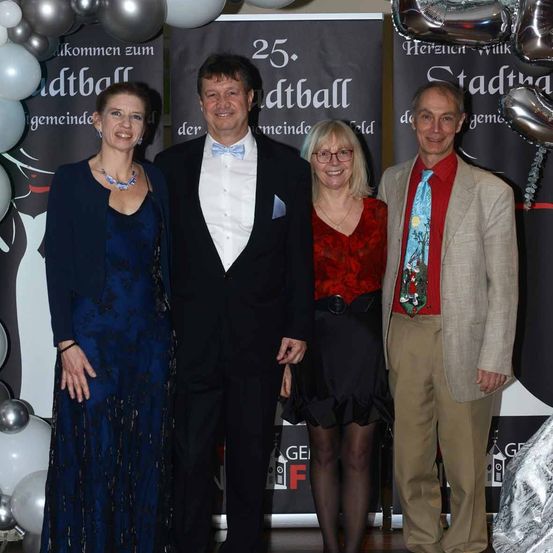 Bild enthält, People, Person, Adult, Female, Woman, Coat, Jacket, Fashion, Blazer, Tie