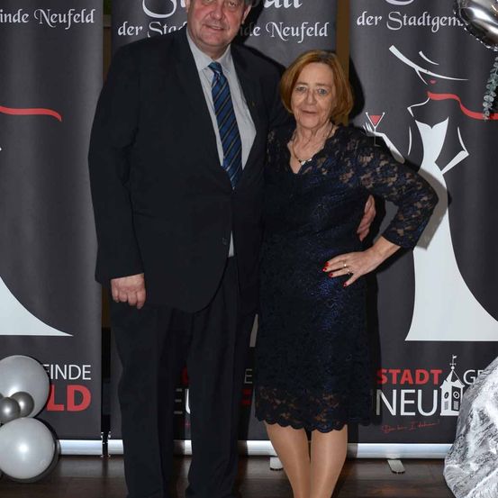 Bild enthält, Fashion, Adult, Female, Person, Woman, Male, Man, Premiere, Face, Formal Wear