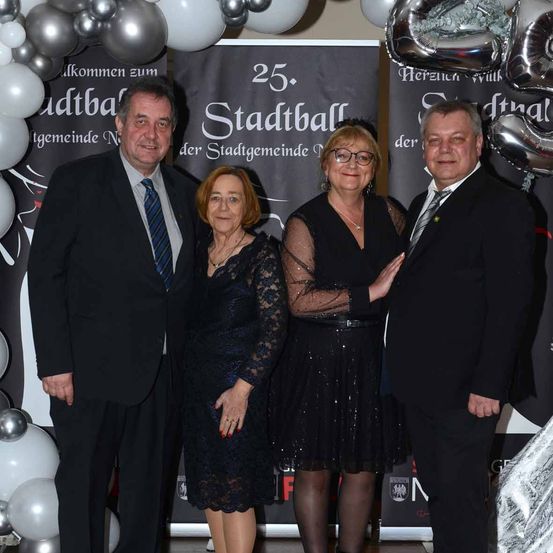 Bild enthält, Adult, Female, Person, Woman, Fashion, People, Balloon, Male, Man, Suit