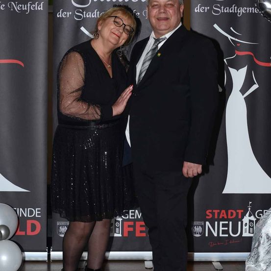 Bild enthält, Fashion, Adult, Female, Person, Woman, Shoe, Male, Man, Suit, Glasses