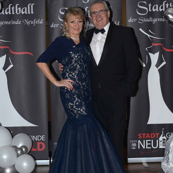 Bild enthält, Fashion, Formal Wear, Dress, Suit, Balloon, Adult, Bride, Female, Person, Woman