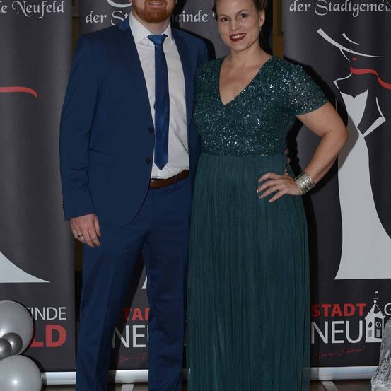 Bild enthält, Fashion, Adult, Female, Person, Woman, Formal Wear, Male, Man, Face, Premiere