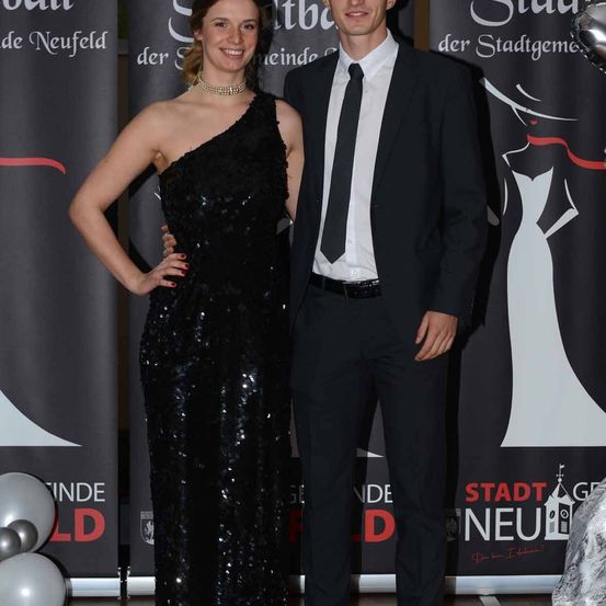 Bild enthält, Fashion, Adult, Female, Person, Woman, Premiere, Formal Wear, Suit, Tie, Face