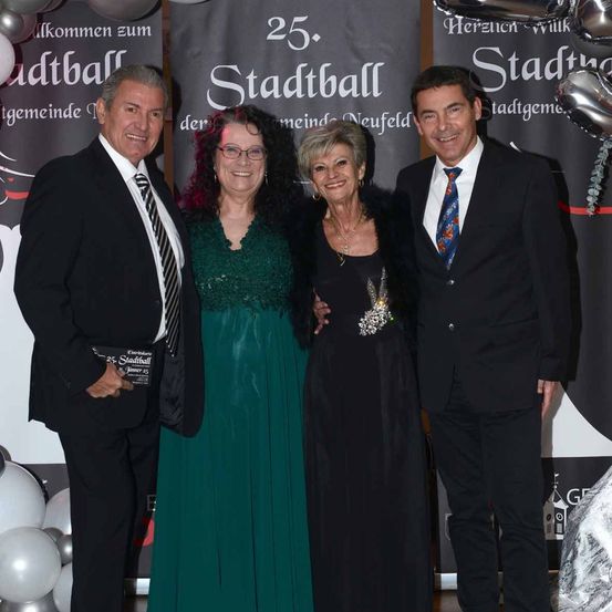 Bild enthält, Fashion, People, Person, Formal Wear, Balloon, Dress, Adult, Bride, Female, Woman