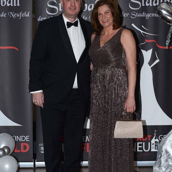 Bild enthält, Fashion, Adult, Female, Person, Woman, Male, Man, Lady, Handbag, Formal Wear