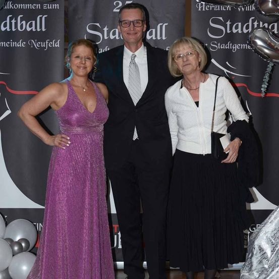 Bild enthält, Fashion, Dress, Formal Wear, Evening Dress, Adult, Female, Person, Woman, Suit, Man