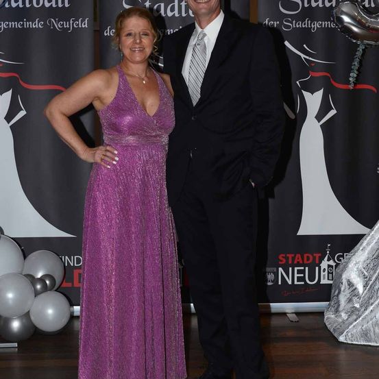 Bild enthält, Fashion, Dress, Formal Wear, Adult, Female, Person, Woman, Suit, Male, Man