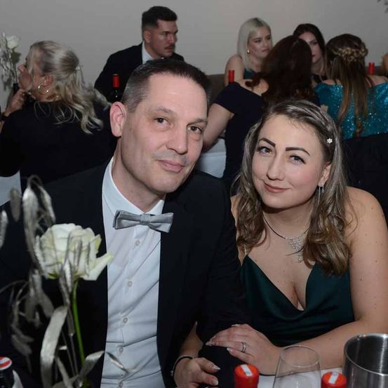 Bild enthält, Formal Wear, Suit, Person, Photobombing, Adult, Bride, Female, Woman, Male, Man