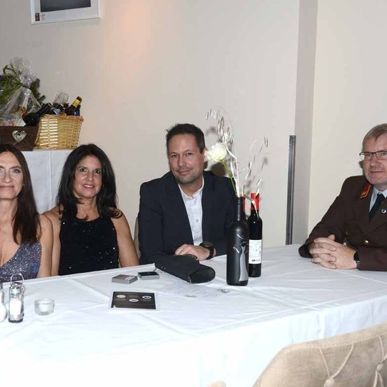 Bild enthält, Potted Plant, Dining Table, Table, Dining Room, Flower Arrangement, Flower Bouquet, Person, Blazer, Adult, Woman