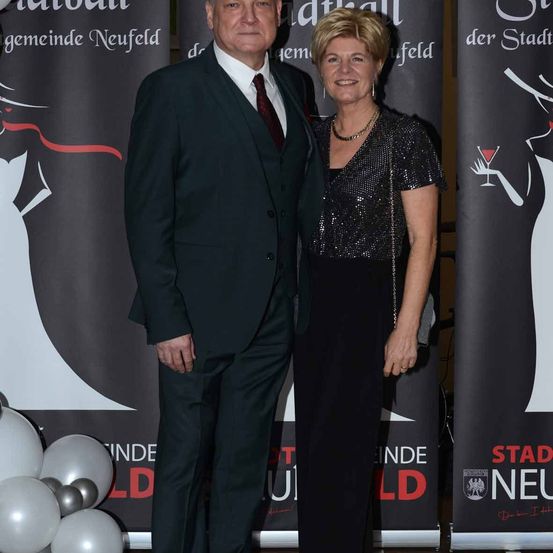 Bild enthält, Lady, Person, Adult, Male, Man, Fashion, Clothing, Coat, Face, Tie