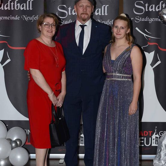 Bild enthält, Fashion, Adult, Female, Person, Woman, Dress, Lady, Handcuffs, Face, Formal Wear