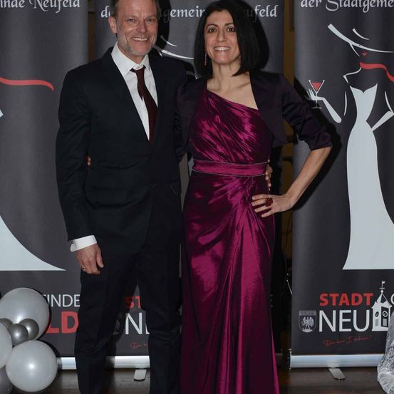 Bild enthält, Fashion, Adult, Female, Person, Woman, Formal Wear, Male, Man, Dress, Premiere