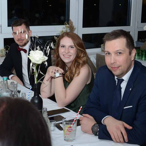 Bild enthält, Cutlery, Dining Room, Dining Table, Table, Formal Wear, Suit, Fork, Flower Arrangement, Person, Man