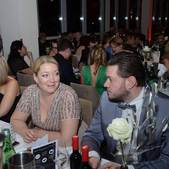 Bild enthält, Adult, Female, Person, Woman, Bride, Male, Man, Suit, Party, Face