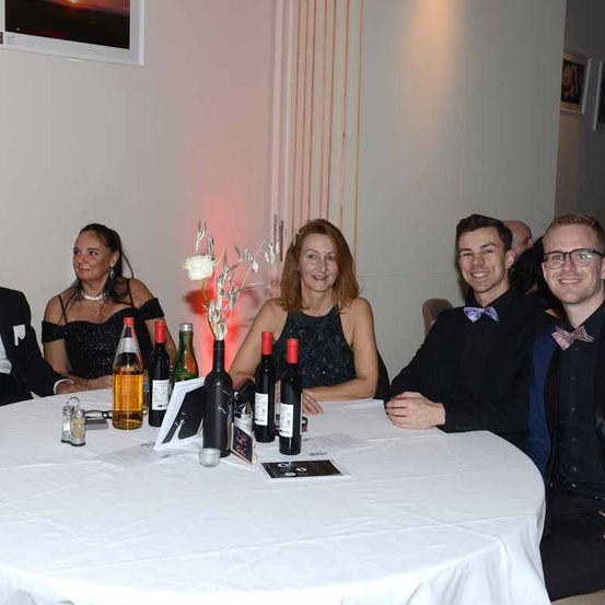 Bild enthält, Dining Table, Table, Formal Wear, Suit, Dining Room, People, Person, Adult, Bride, Woman