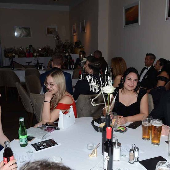 Bild enthält, Formal Wear, Suit, Dining Table, Table, Dining Room, Adult, Female, Person, Woman, Man