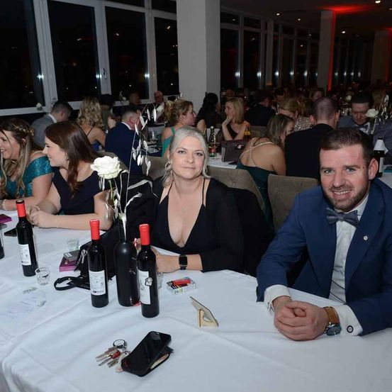 Bild enthält, Adult, Male, Man, Person, Bride, Female, Woman, Suit, Face, People