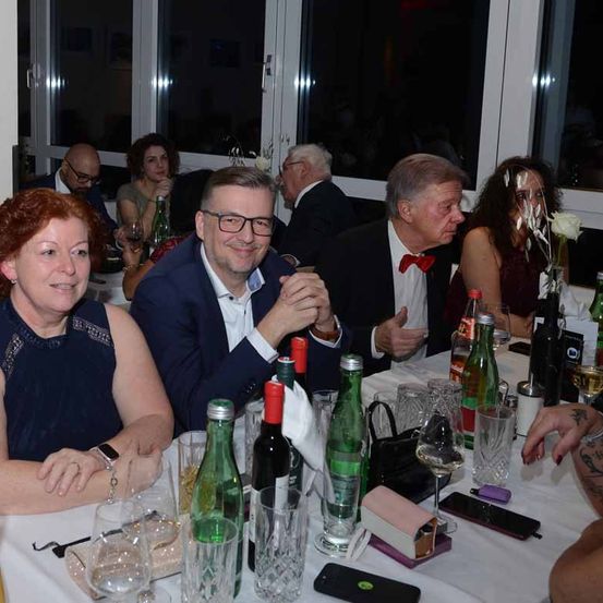 Bild enthält, Person, Adult, Male, Man, Dining Table, Table, Bride, Female, Woman, Suit