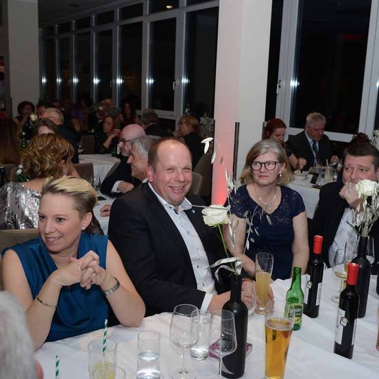 Bild enthält, Suit, Adult, Bride, Female, Person, Woman, Dining Table, Table, Dining Room, Man