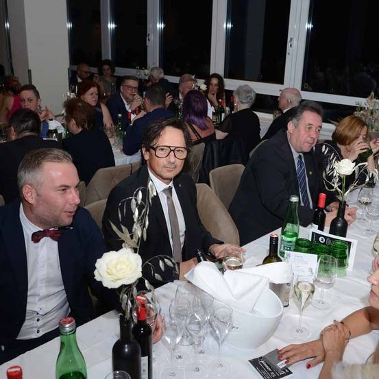 Bild enthält, Adult, Female, Person, Woman, Formal Wear, Suit, Male, Man, Flower Bouquet, Bride