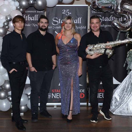 Bild enthält, People, Person, Adult, Female, Woman, Balloon, Male, Man, Jeans, Fashion