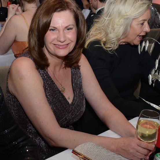 Bild enthält, Glass, Person, Portrait, Glasses, Adult, Bride, Female, Woman, Male, Man