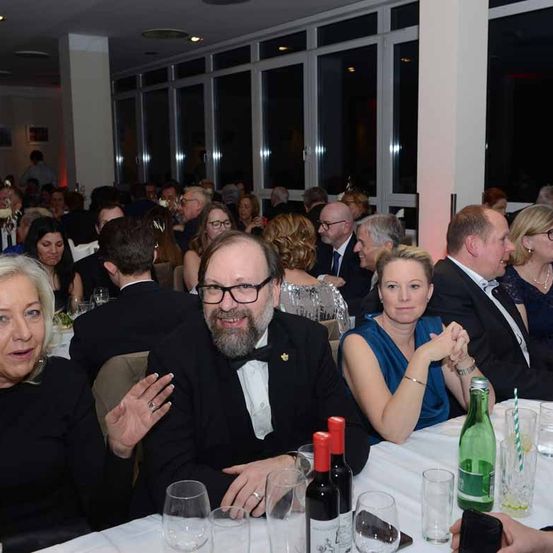 Bild enthält, Adult, Male, Man, Person, Bride, Female, Woman, People, Face, Suit