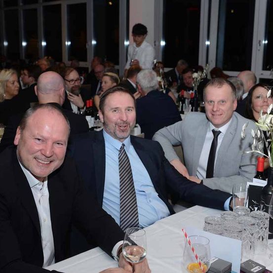 Bild enthält, Formal Wear, Suit, Person, People, Adult, Male, Man, Table, Female, Woman