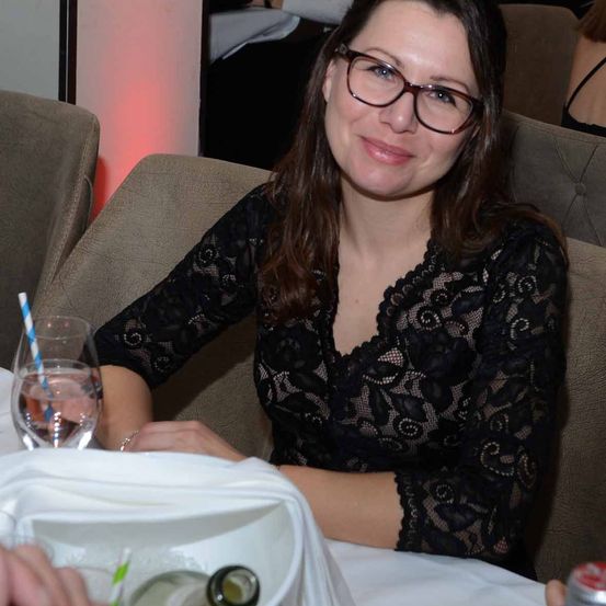 Bild enthält, Couch, Portrait, Cutlery, Glasses, Glass, Dining Table, Table, Meal, Dish, Restaurant