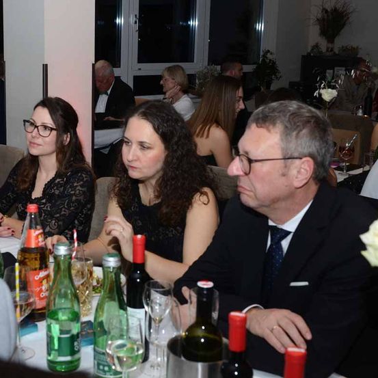 Bild enthält, Adult, Female, Person, Woman, Bride, Fun, Party, Male, Man, Face