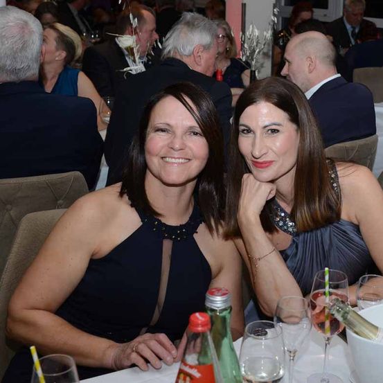 Bild enthält, Adult, Female, Person, Woman, Bride, Male, Man, Urban, Face, People