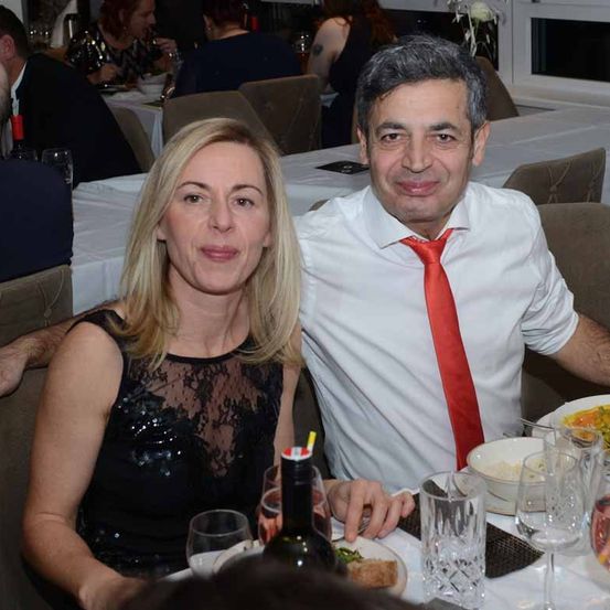 Bild enthält, Couch, Adult, Female, Person, Woman, Tie, People, Bride, Male, Man