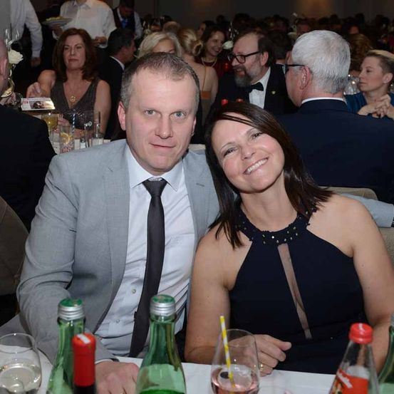 Bild enthält, Adult, Bride, Female, Person, Woman, Male, Man, Formal Wear, Suit, Face