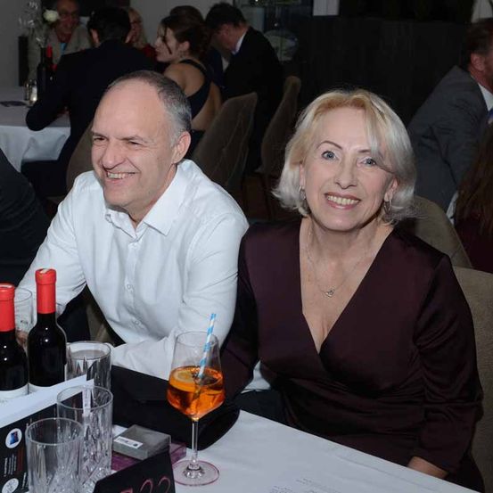 Bild enthält, Adult, Male, Man, Person, Bride, Female, Woman, Face, Glass, Bottle