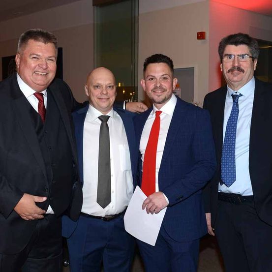 Bild enthält, Blazer, Coat, Jacket, People, Person, Formal Wear, Tie, Suit, Pants, Groupshot