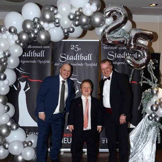 Bild enthält, People, Person, Coat, Jacket, Blazer, Balloon, Suit, Groupshot, Adult, Man