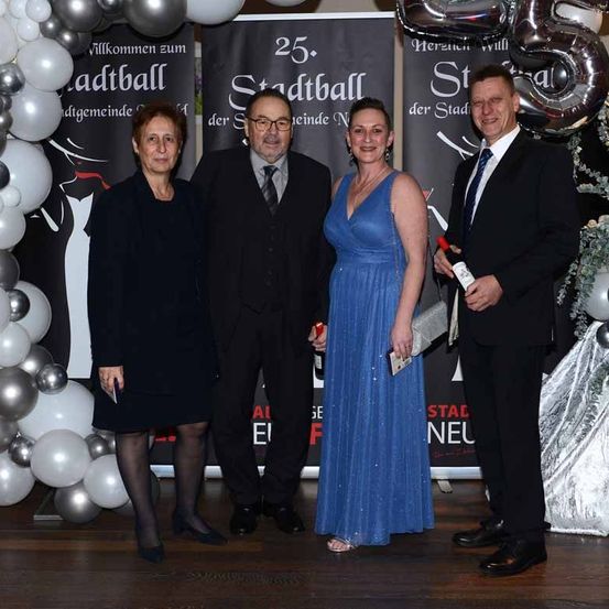 Bild enthält, People, Person, Balloon, Fashion, Formal Wear, Dress, Suit, Adult, Female, Woman