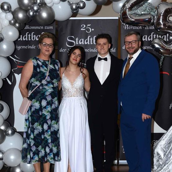 Bild enthält, People, Person, Formal Wear, Suit, Blazer, Dress, Fashion, Adult, Bridegroom, Bride