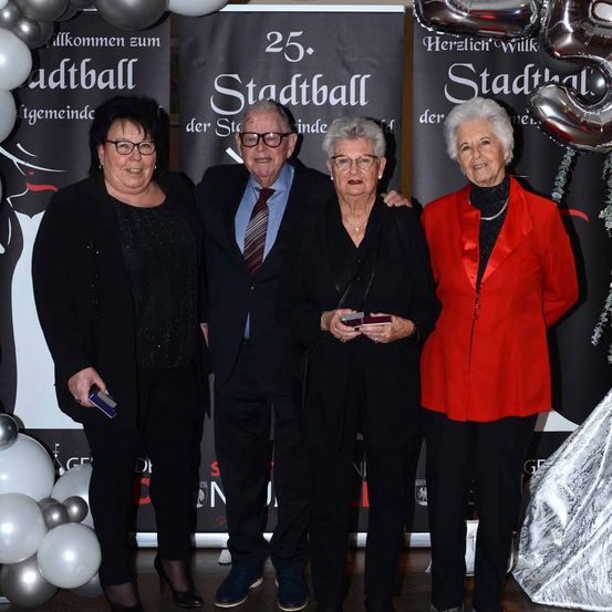 Bild enthält, People, Person, Adult, Male, Man, Fashion, Glasses, Coat, Balloon, Suit