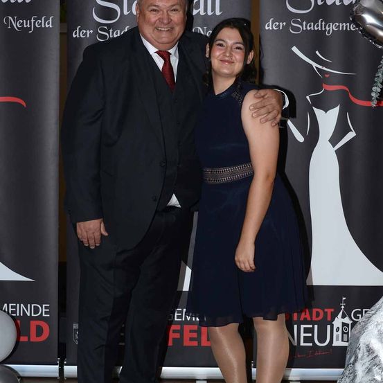 Bild enthält, Fashion, Adult, Female, Person, Woman, Shoe, Male, Man, Face, Coat